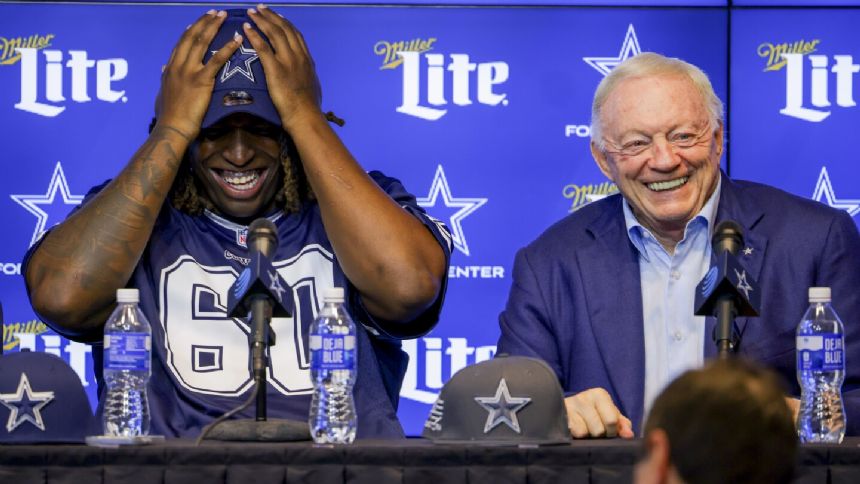 The Cowboys passed on running back in the NFL draft. A reunion with Ezekiel Elliott might be next