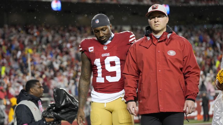 49ers receiver Deebo Samuel leaves playoff game vs. Packers with shoulder injury