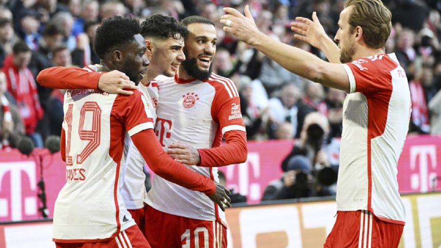 Alphonso Davies twists knee in Bayern Munich's win over Gladbach