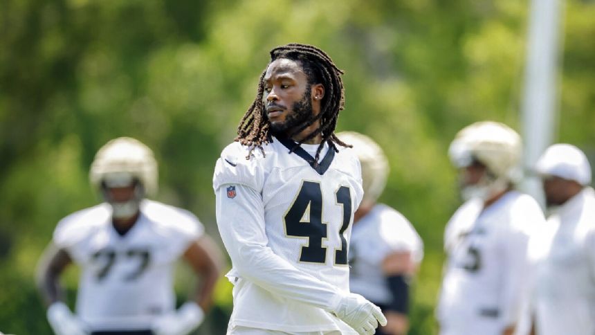 Alvin Kamara reports for Saints camp despite dissatisfaction with his contract