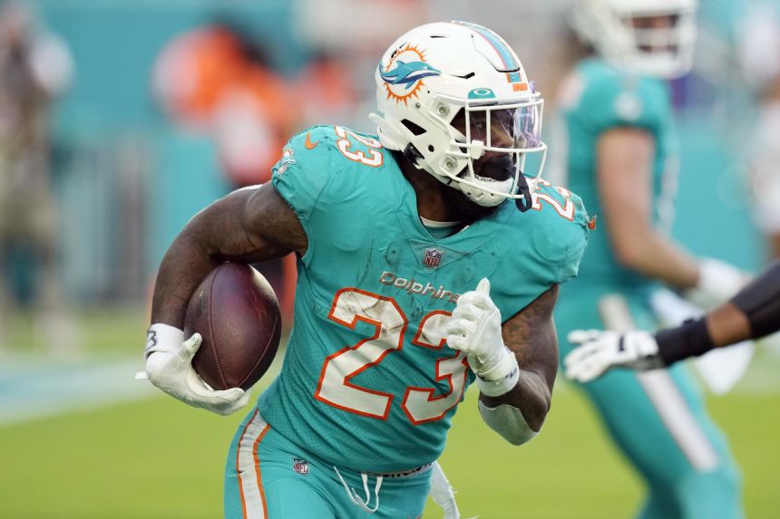 AP source: Dolphins bringing back RB duo of Mostert, Wilson