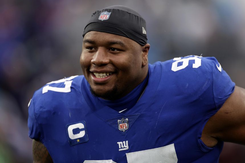 AP source: Giants, Lawrence agree on $90 million extension