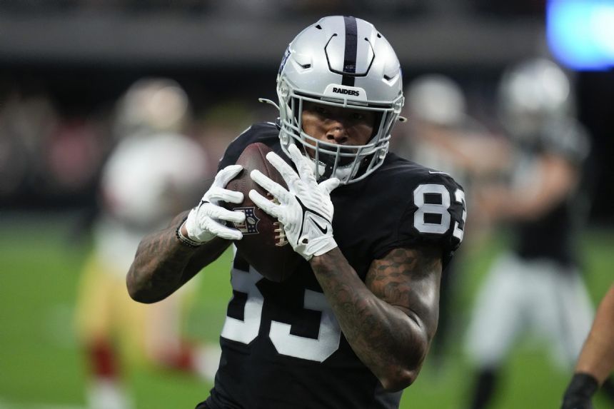 AP sources: Raiders set to trade Darren Waller to Giants