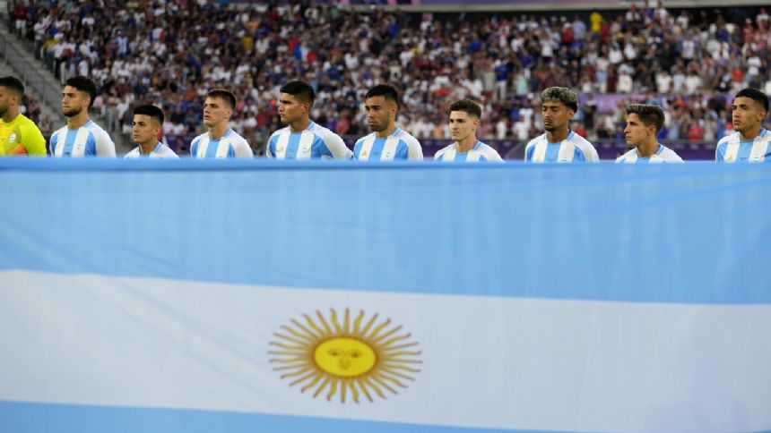 Argentina players jeered by crowd before Paris Olympics soccer quarterfinal against France