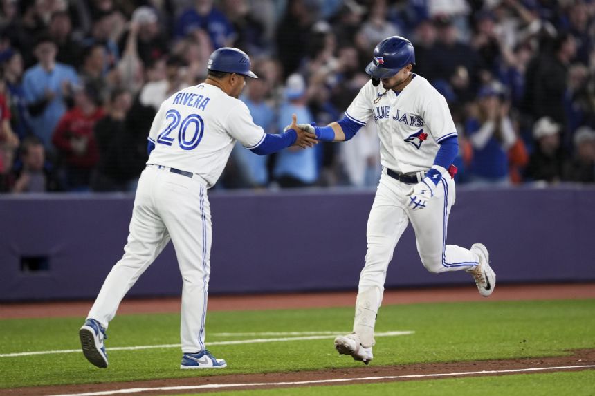 Bassitt wins but leaves with sore back, Jays beat White Sox