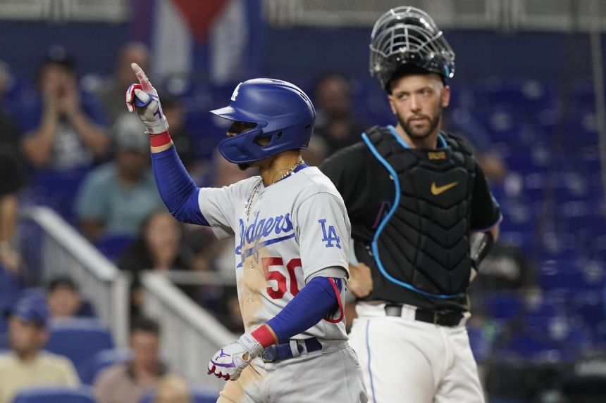 Betts hits 2 HRs, Dodgers score 5 in 10th, beat Marlins 10-6