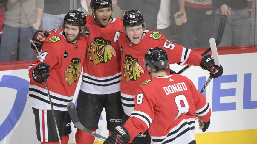 Blackhawks cool off surging Stars 3-2 behind Mrazek, Bedard