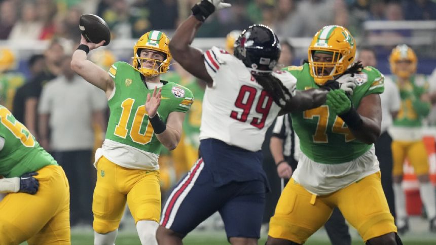 Bo Nix throws 5 TD passes to lead No. 8 Oregon to a 45-6 win over No. 18 Liberty in Fiesta Bowl