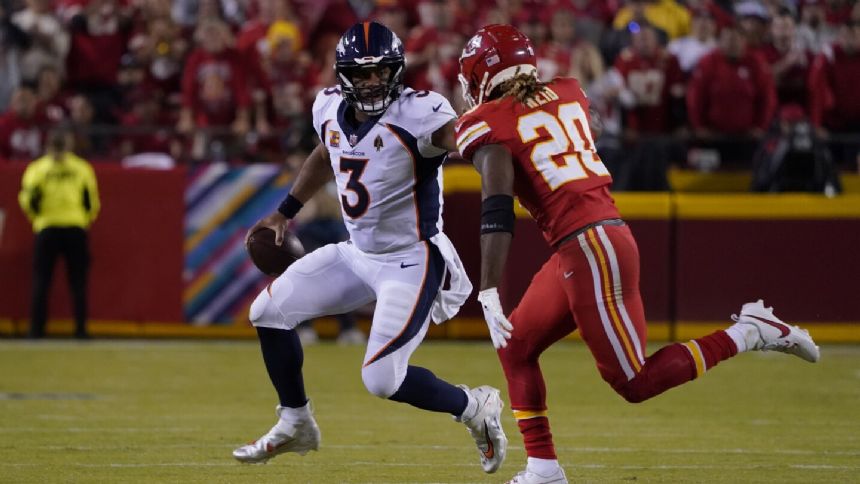 Broncos' Russell Wilson throws 2 picks, struggles mightily in loss to Chiefs