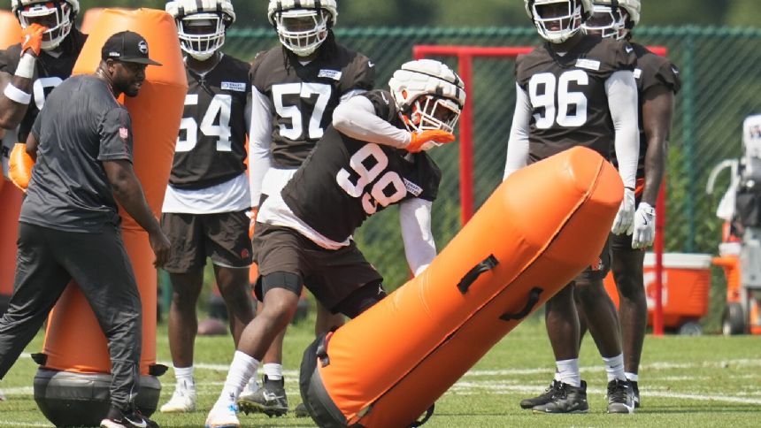 Browns defensive end Za'Darius Smith injures left knee in practice, driven off field in obvious pain