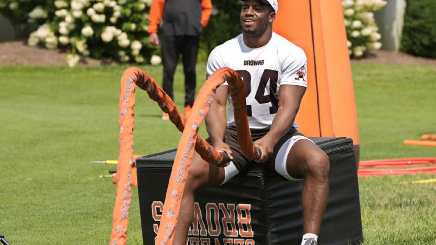 Browns RB Chubb does post-practice sprints as he continues rapid recovery from gruesome knee injury