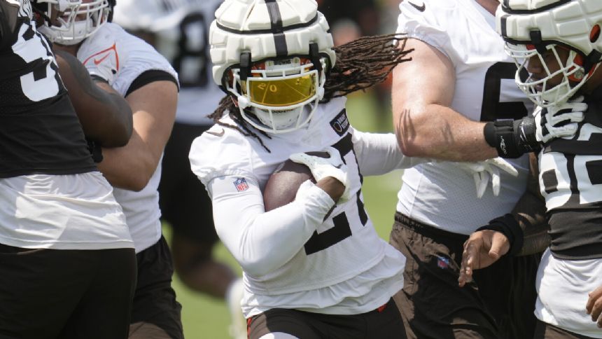 Browns RB D'Onta Foreman suffers head injury during practice, air lifted to hospital in Virginia