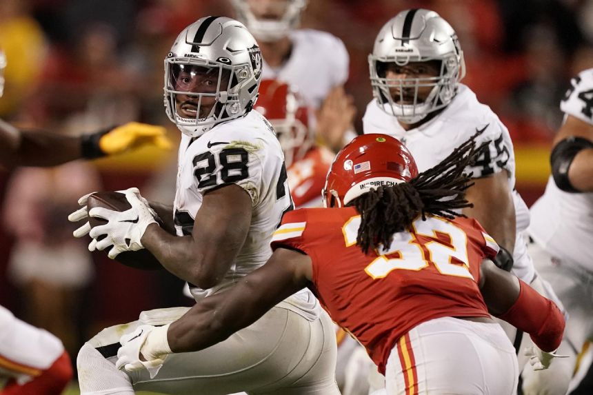 Chiefs hold on for wild 30-29 victory over rival Raiders