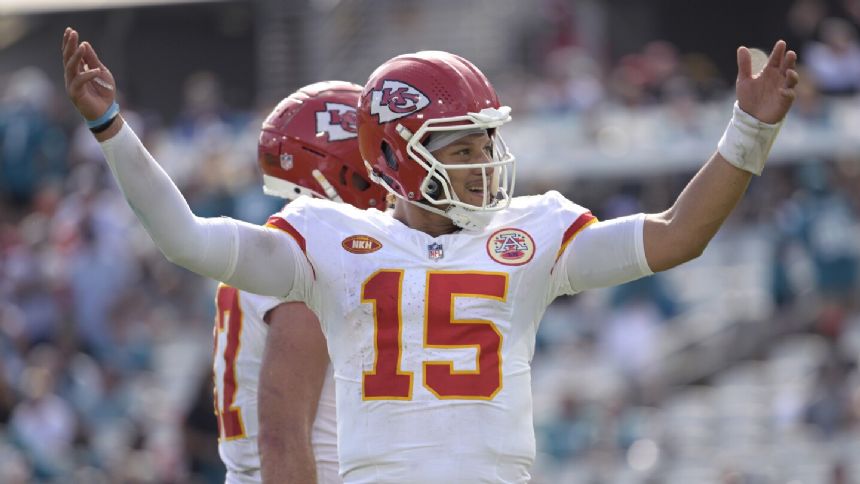 Chiefs, Mahomes agree to restructured deal to include big pay