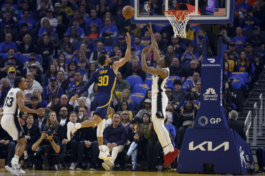 Curry, Poole, Thompson shoot Warriors past Spurs 130-115