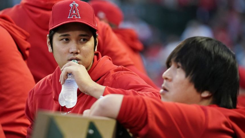 Arozarena's mom throws first pitch, watches son in MLB for 1st