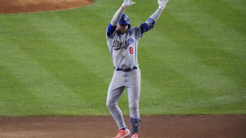 Dodgers manager Dave Roberts gives 3B Kike Hernandez a pass on fielding error during TV interview