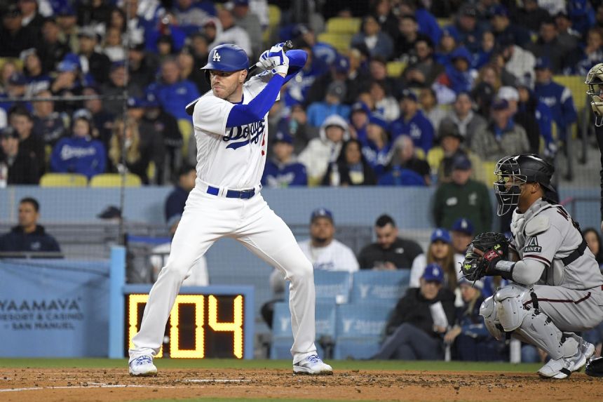 Dodgers' offense hot on chilly night in 8-2 win over D-backs