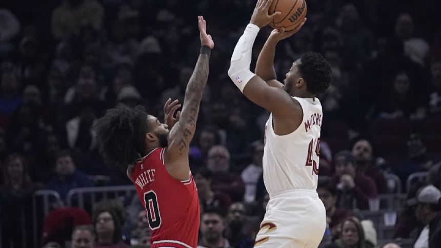 Donovan Mitchell scores 34 points as the Cavaliers pull away late to beat the Bulls 109-91