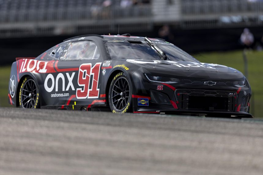 Former F1 champs Raikkonen and Button race NASCAR at COTA