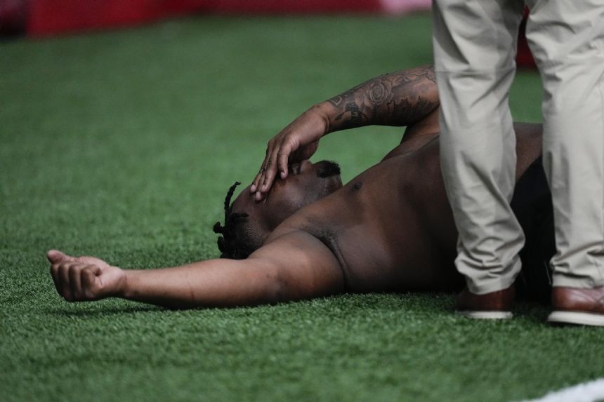 Georgia's Carter goes down with apparent cramping at pro day