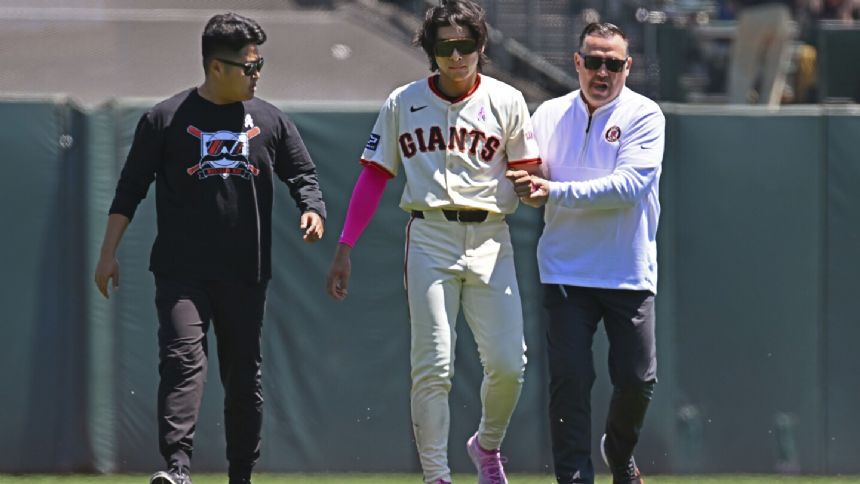 Giants place Jung Hoo Lee on injured list with a dislocated left shoulder