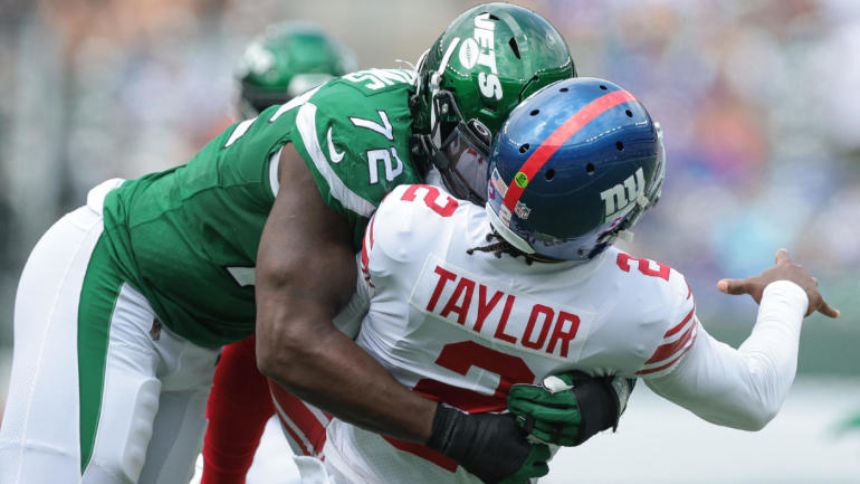 Giants' Tyrod Taylor carted off with back injury after big hit in preseason finale vs. Jets