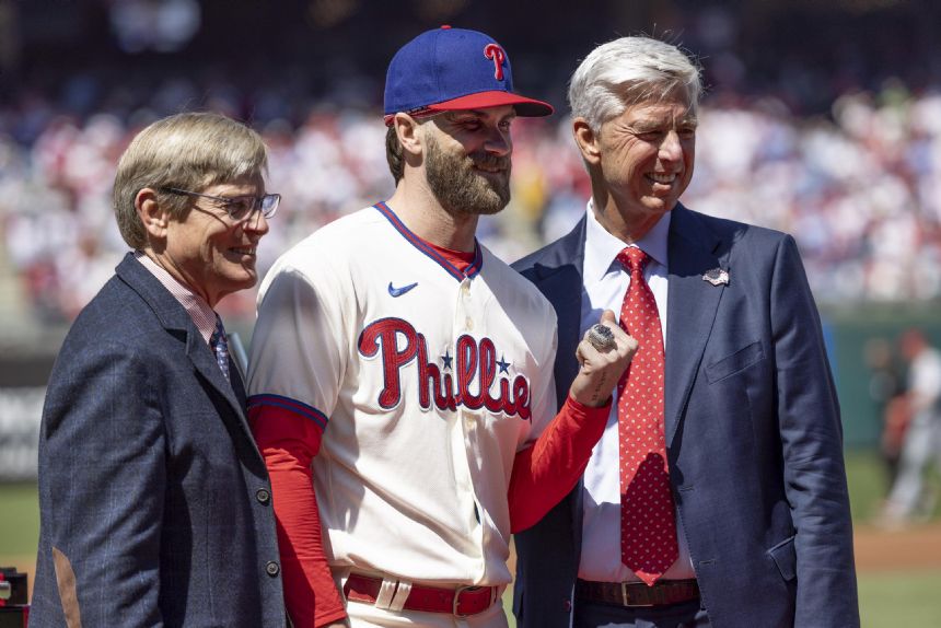 Harper working out at 1B to hasten return from surgery