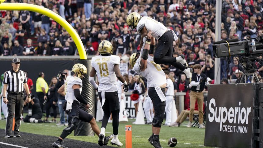 Harvey, Plumlee lead UCF to first Big 12 win, 28-26 over Cincinnati