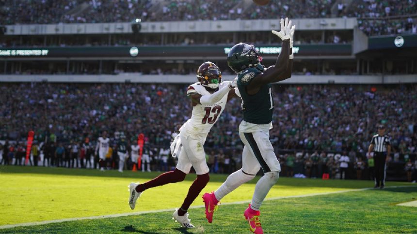 Hurts throws for 319 yards, Elliott's 54-yarder lifts 4-0 Eagles