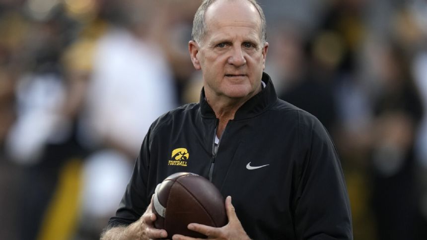 Iowa Defensive Coordinator Phil Parker Wins Broyles Award As College ...