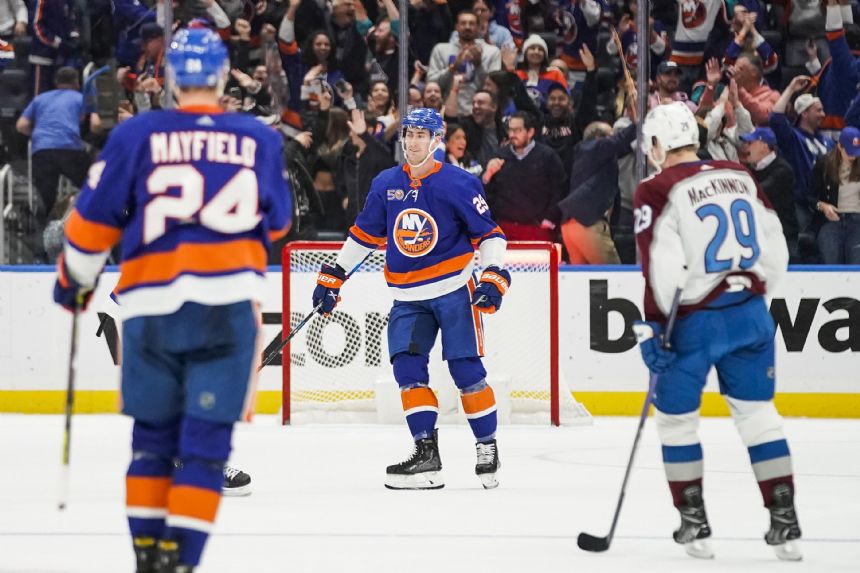 Islanders score 4 in third, rally to beat Avalanche 5-4