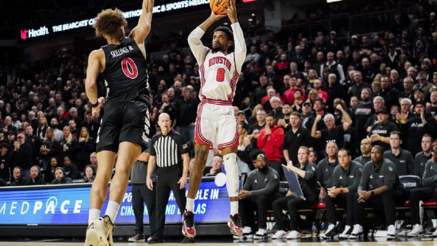 J'Wan Roberts powers No. 5 Houston past Cincinnati 67-62