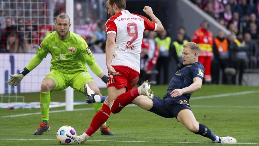 Kane scores hat trick and sets up 2 goals as Bayern routs Mainz 8-1 in Bundesliga