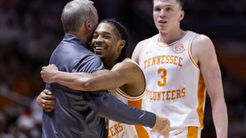 Knecht, Aidoo lead No. 5 Tennessee past Texas A&M, 86-51