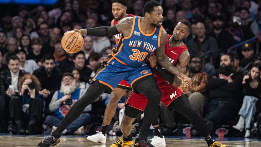 Knicks' Julius Randle being evaluated for shoulder injury after fall late in game