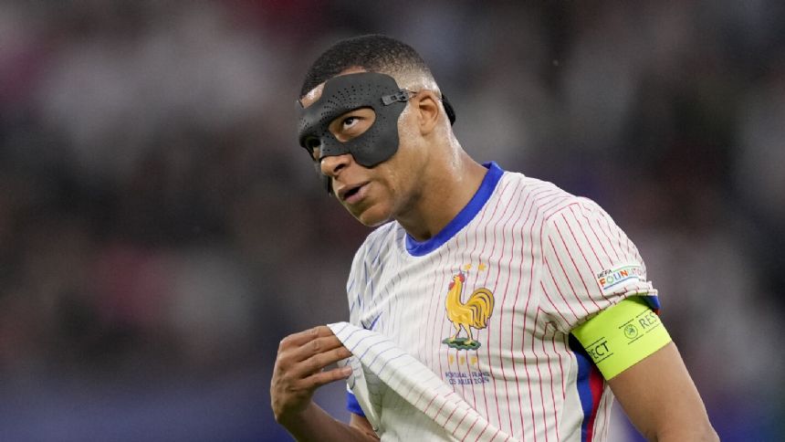 Kolo Muani has tried Mbappe's protective mask and it was an eye-opener: 'You really see nothing'