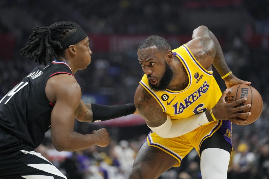 LeBron hurt late in Clippers' 114-101 win over Lakers