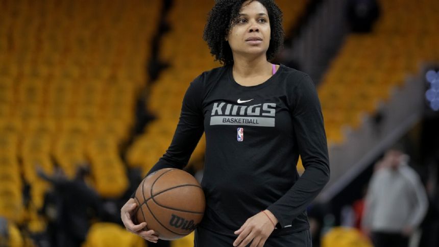 Lindsey Harding will be the Los Angeles Lakers' first female assistant coach, AP source says