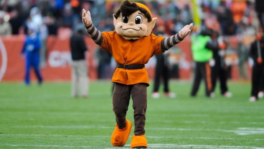 LOOK: Cleveland Browns bring back Brownie the Elf as a field design for ...