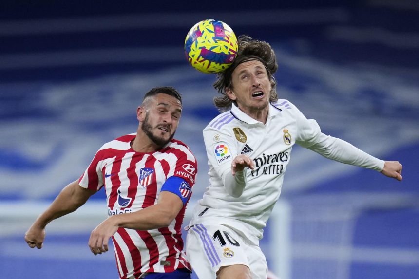 Madrid scores late to salvage draw against 10-man Atletico