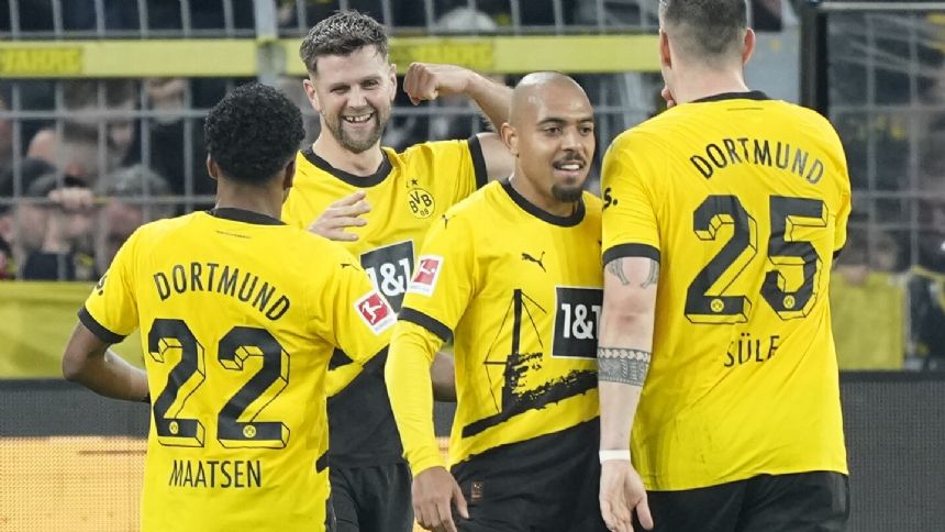 Malen scores twice as Dortmund keeps unbeaten run going in win over Freiburg