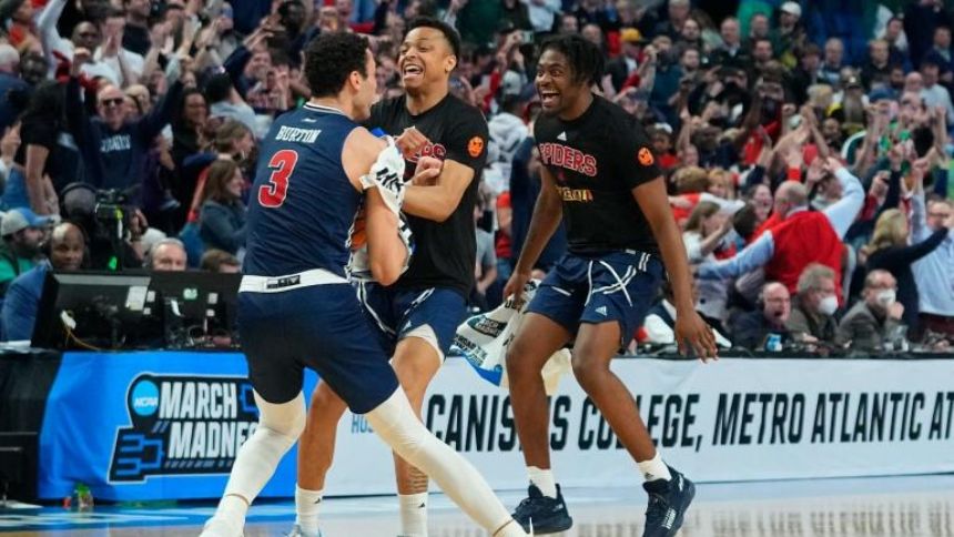 March Madness 2022: Richmond shocks Iowa in 12-5 upset for Spiders' latest NCAA Tournament stunner