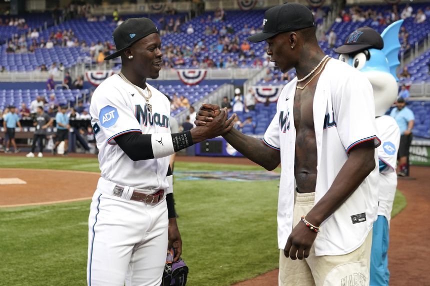 Marlins CF Chisholm exits with injury after steal attempt