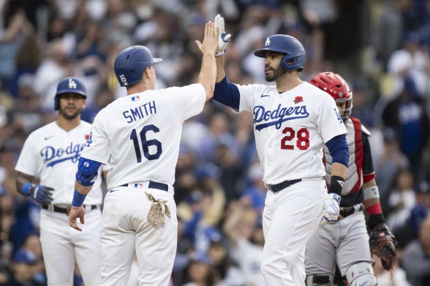 Martinez, Freeman power Dodgers' big inning in 6-1 win over Nationals