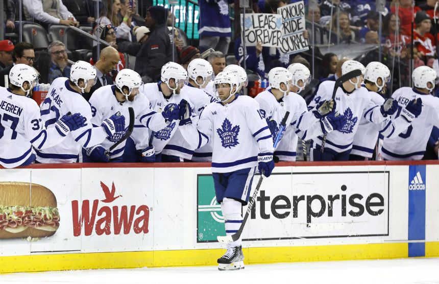 Matthews' late power-play goal gives Leafs win over Devils