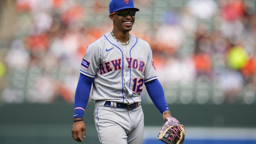 Mets shortstop Francisco Lindor scratched with soreness on his right side, ending streak