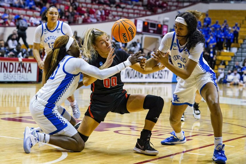 Meyers career-high 29 leads Princeton past Kentucky 69-62