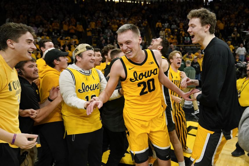 Murray, Perkins cap Iowa's amazing rally past Michigan St.