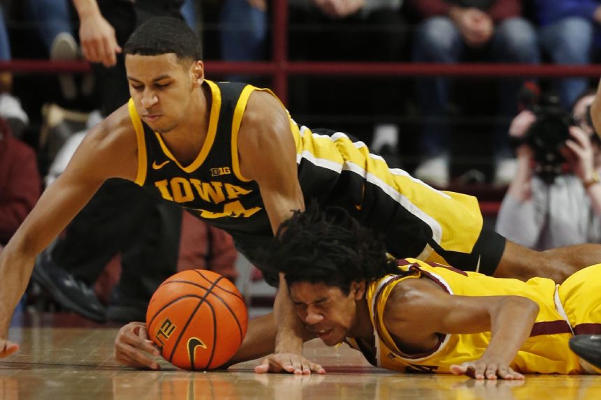 Murray scores 28 with 14 boards; Iowa beats Minnesota 68-56